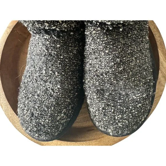 UGG Tweed Ankle Boots Women’s 7 Black Bouclé Fur Lined Winter Boots - Picture 2 of 6